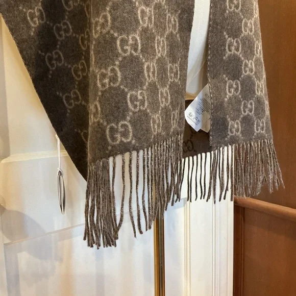 ❤️🔥CLEARANCE❤️🔥 NWT Gucci Dark Brown GG Patterned Cashmere Shawl, 45x190 cm - Picture 4 of 9